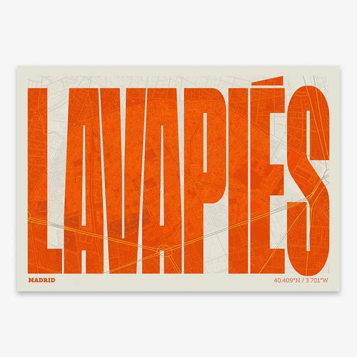 Mapa de Lavapiés, Madrid, en el diseño la Extra Comprimida, donde las letras se ajustan al ancho del mapa de la ciudad diseñado en naranja y fondo blanco roto