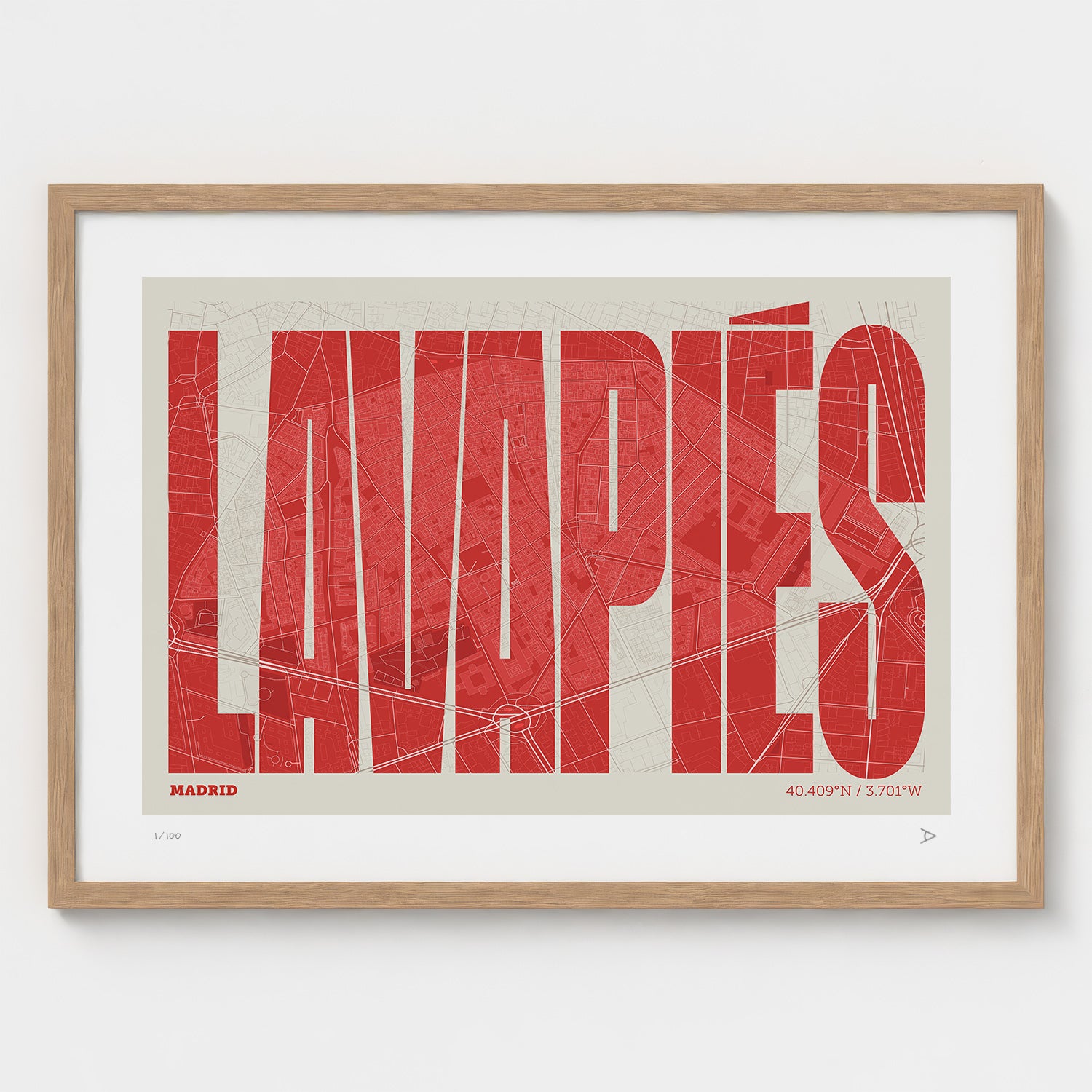 Lámina tipográfica de Lavapiés – diseño Extra Comprimida, marco de madera natural
