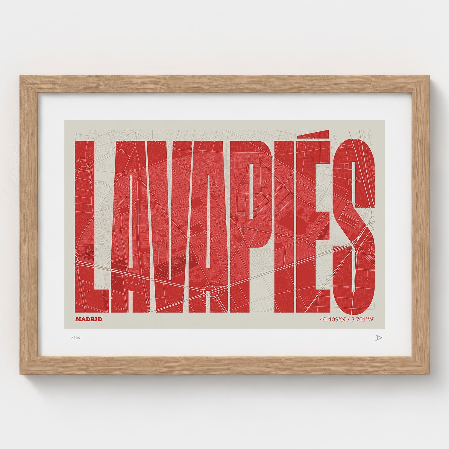 Lámina tipográfica de Lavapiés – diseño Extra Comprimida, marco de madera natural