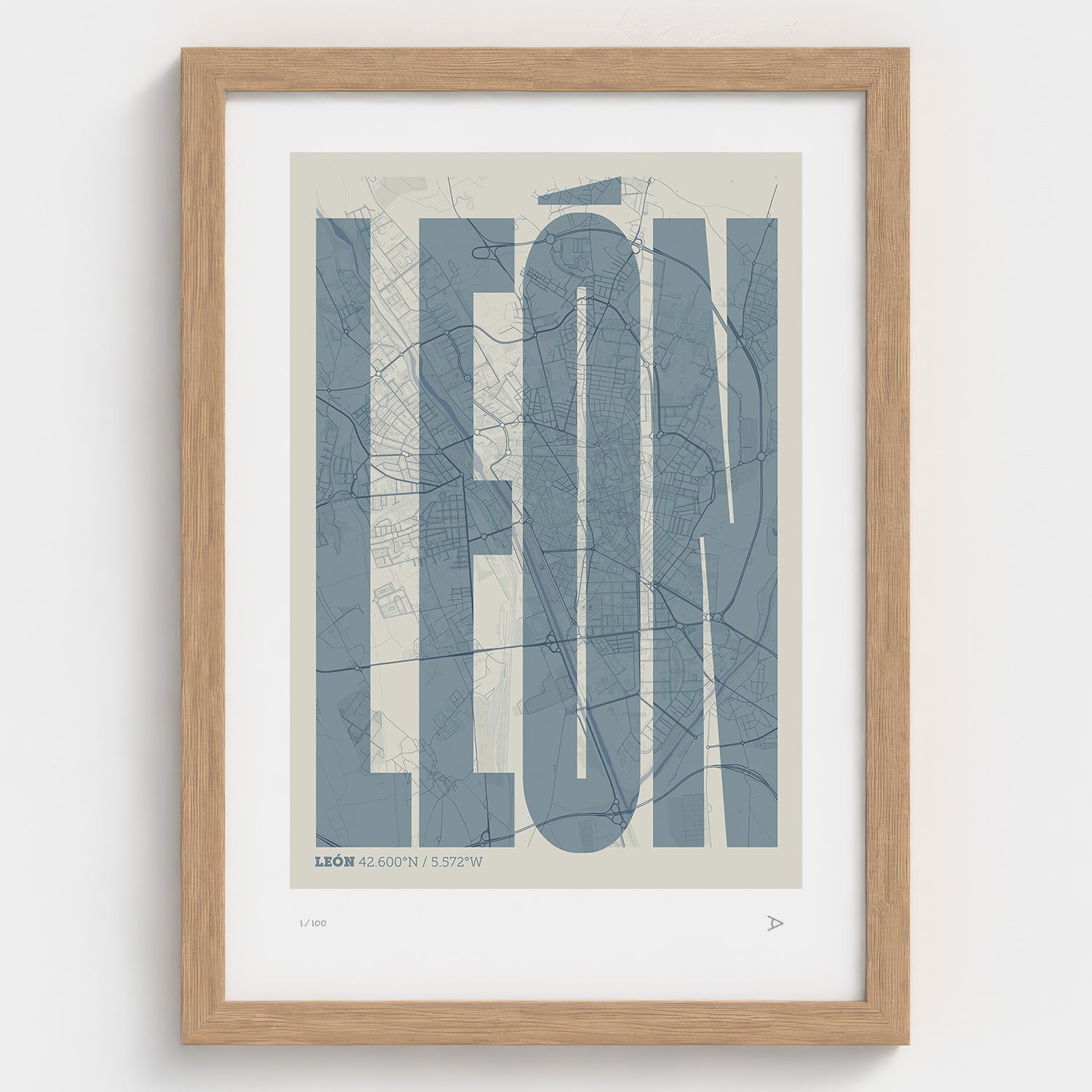 Lámina tipográfica de Leon – diseño Extra Comprimida, marco de madera natural