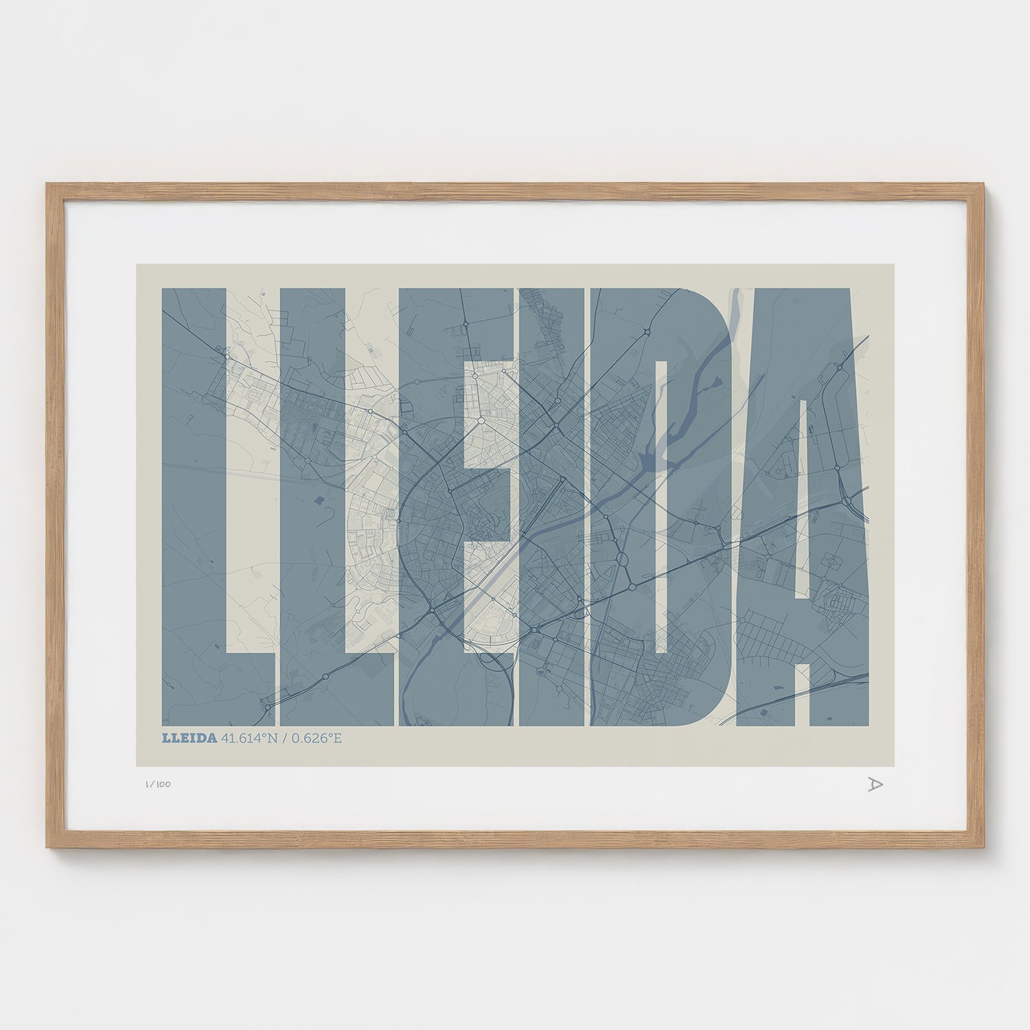 Lámina tipográfica de Lleida – diseño Extra Comprimida, marco de madera natural