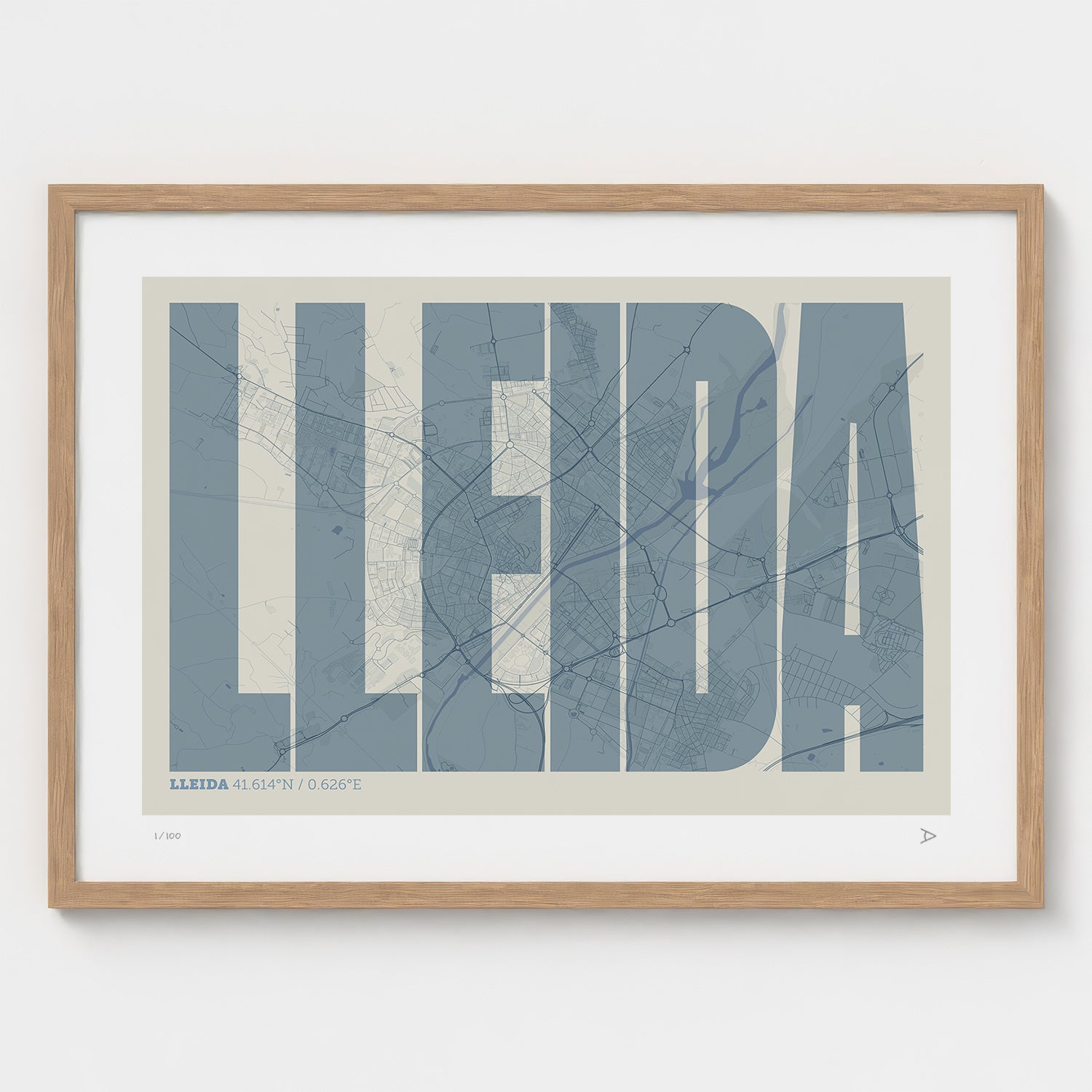Lámina tipográfica de Lleida – diseño Extra Comprimida, marco de madera natural