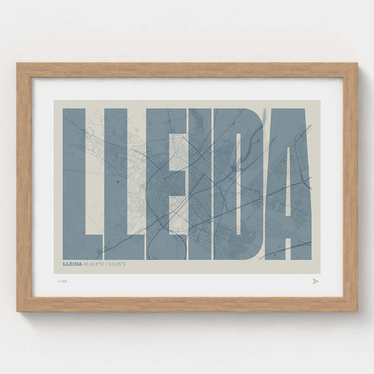 Lámina tipográfica de Lleida – diseño Extra Comprimida, marco de madera natural