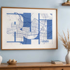 Diseño de interiores moderno con la lámina de Logroño en mi diseño la Inseparable, una visión artística con una tipografía expresiva que muestra la abreviatura del nombre sobre el mapa detallado diseñado en azul marino y blanco, expuesto en la pared de un salón