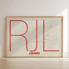 Cuadro de Logroño en el diseño la Ultrafina, una estética minimalista que combina cartografía urbana con letras modernas, finas y elegantes diseñado en rojo y fondo blanco roto con impresión sin márgenes, apoyado contra la pared