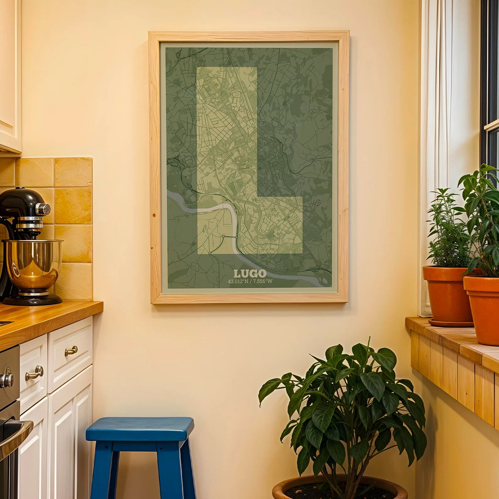 Diseño de interiores moderno con la lámina de Lugo en mi diseño la Súper Bold, un póster tipográfico donde el mapa de la ciudad se fusiona con una tipografía extra gruesa para un impacto visual moderno diseñado en dos tonos de verde, expuesto en la pared de un salón