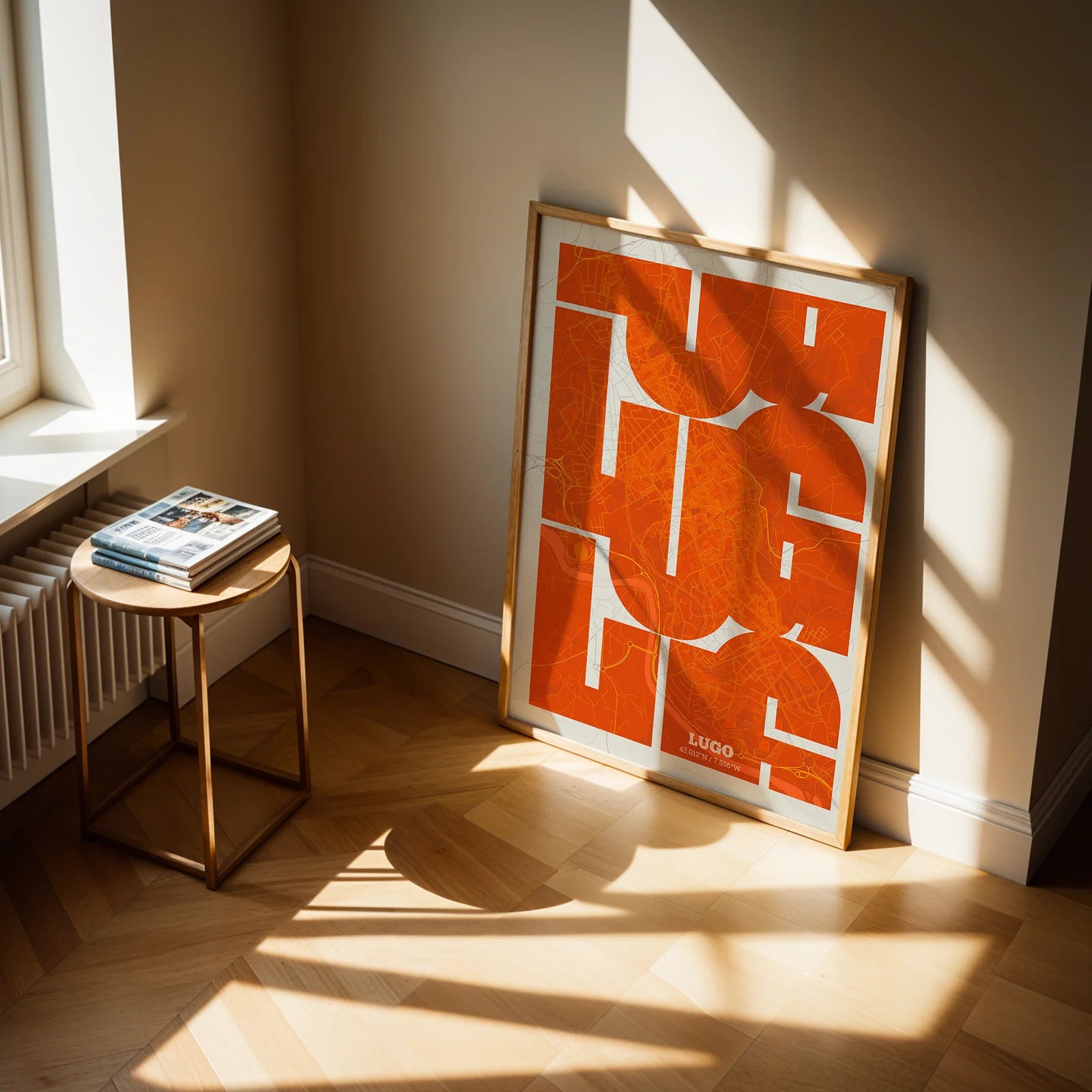 Diseño de interiores moderno con la lámina de Lugo en mi diseño la Inseparable, una visión artística con una tipografía expresiva que muestra la abreviatura del nombre sobre el mapa detallado diseñado en naranja y fondo blanco roto, expuesto en la pared de un salón