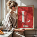 Diseño de interiores moderno con la lámina de Lugo en el diseño la Clásica, inspirado en la tipografía cincelada con una fuente elegante que crea un bonito contraste visual diseñado en rojo y fondo blanco roto, expuesto en la pared de un salón
