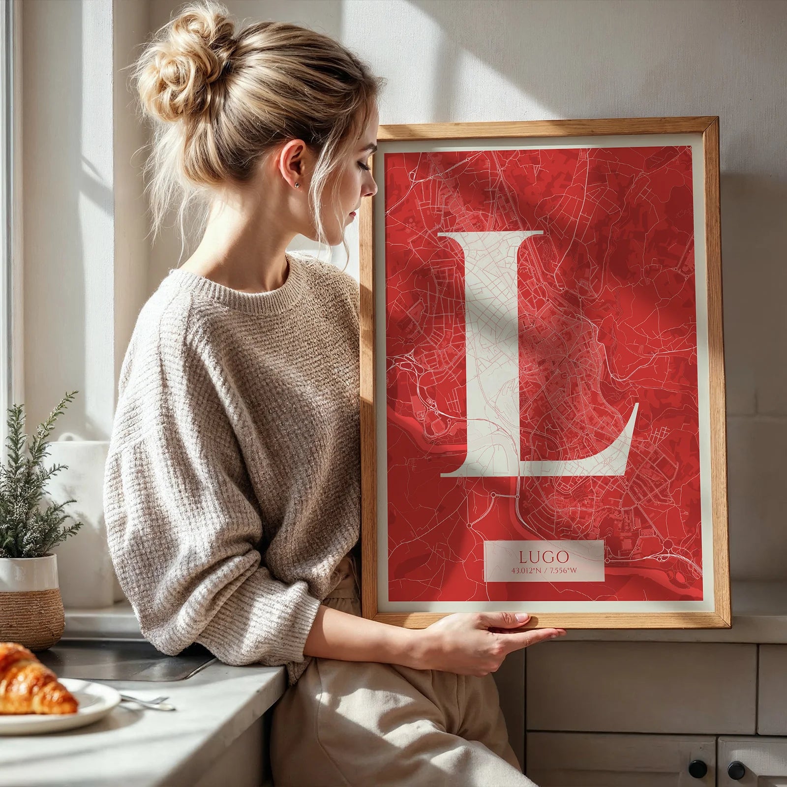 Diseño de interiores moderno con la lámina de Lugo en el diseño la Clásica, inspirado en la tipografía cincelada con una fuente elegante que crea un bonito contraste visual diseñado en rojo y fondo blanco roto, expuesto en la pared de un salón