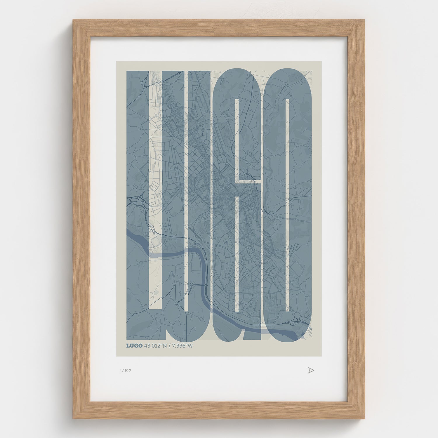 Lámina tipográfica de Lugo – diseño Extra Comprimida, marco de madera natural