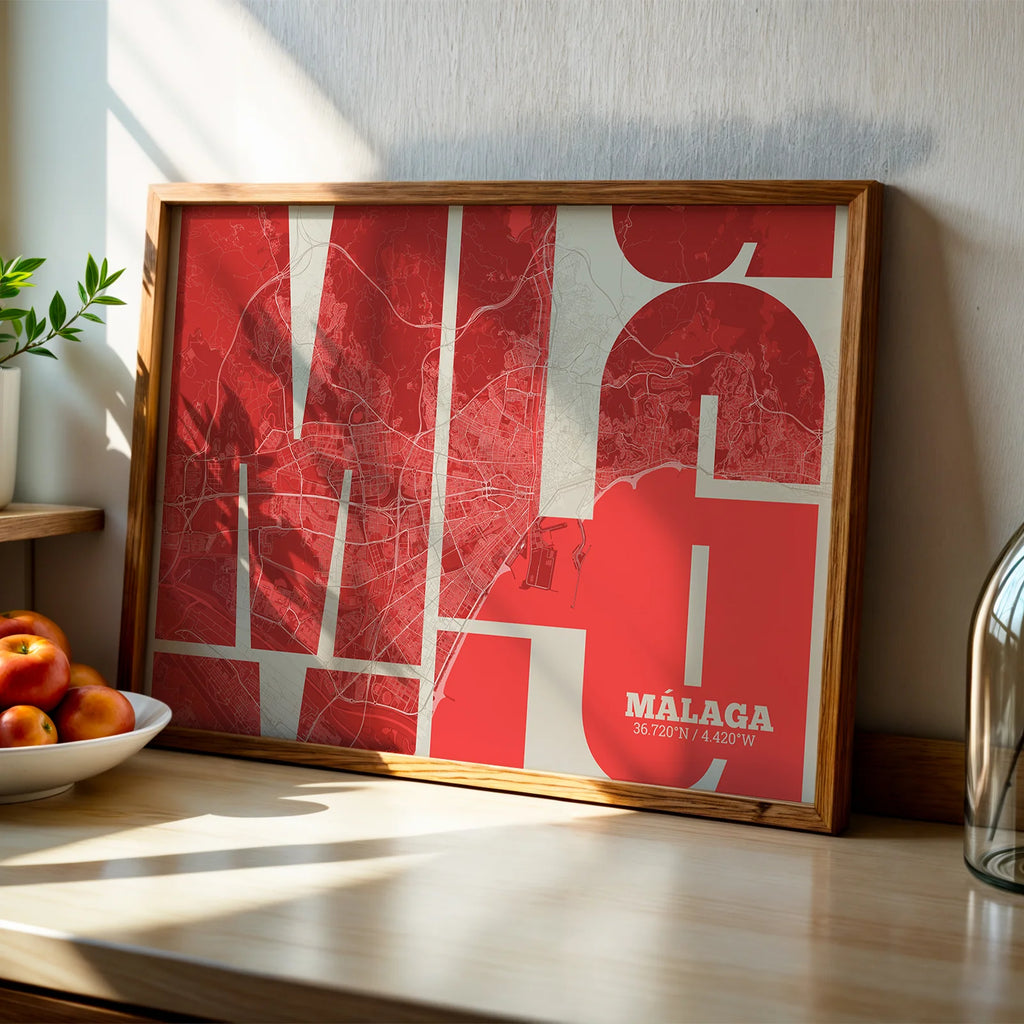 Diseño de interiores moderno con la lámina de Málaga en mi diseño la Inseparable, una visión artística con una tipografía expresiva que muestra la abreviatura del nombre sobre el mapa detallado diseñado en rojo y fondo blanco roto, expuesto en la pared de un salón