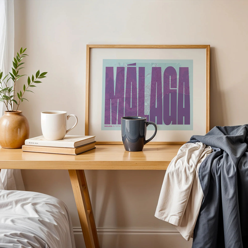 Diseño de interiores moderno con la lámina de Málaga en el diseño la Extra Comprimida, donde las letras se ajustan al ancho del mapa de la ciudad diseñado en púrpura y azul claro, expuesto en la pared de un salón