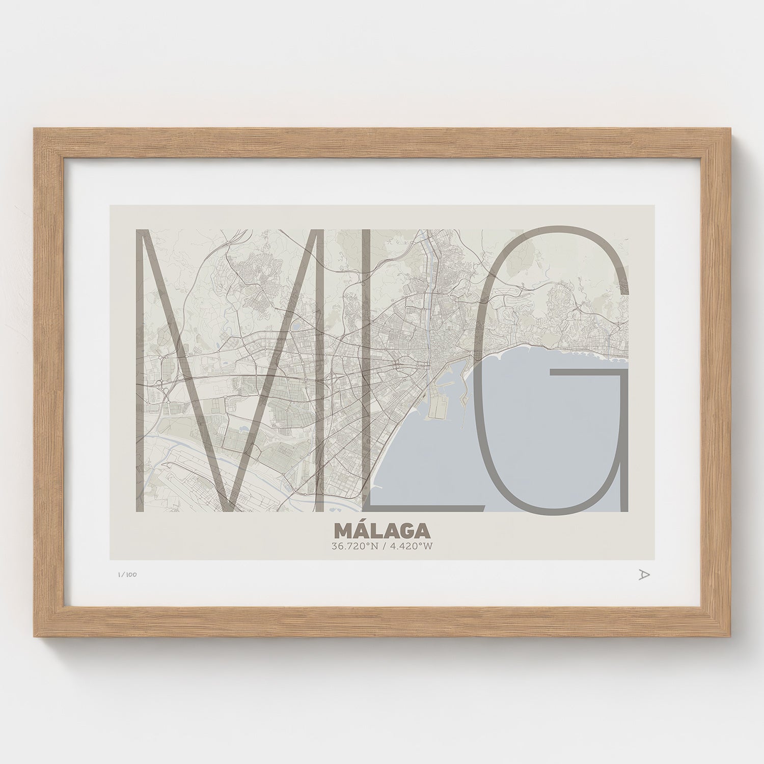 Lámina tipográfica de Malaga – diseño Ultrafina, marco de madera natural