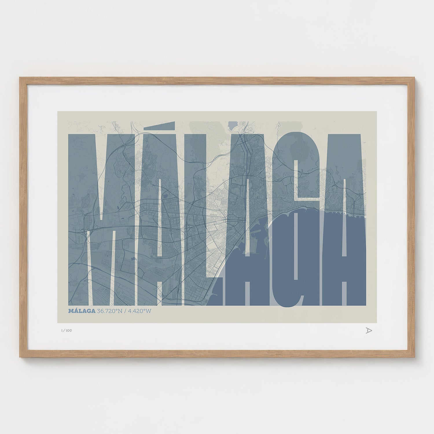 Lámina tipográfica de Malaga – diseño Extra Comprimida, marco de madera natural