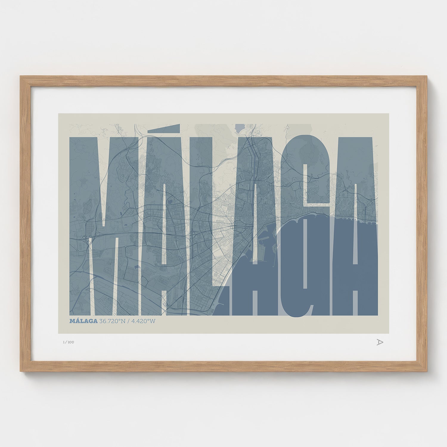 Lámina tipográfica de Malaga – diseño Extra Comprimida, marco de madera natural