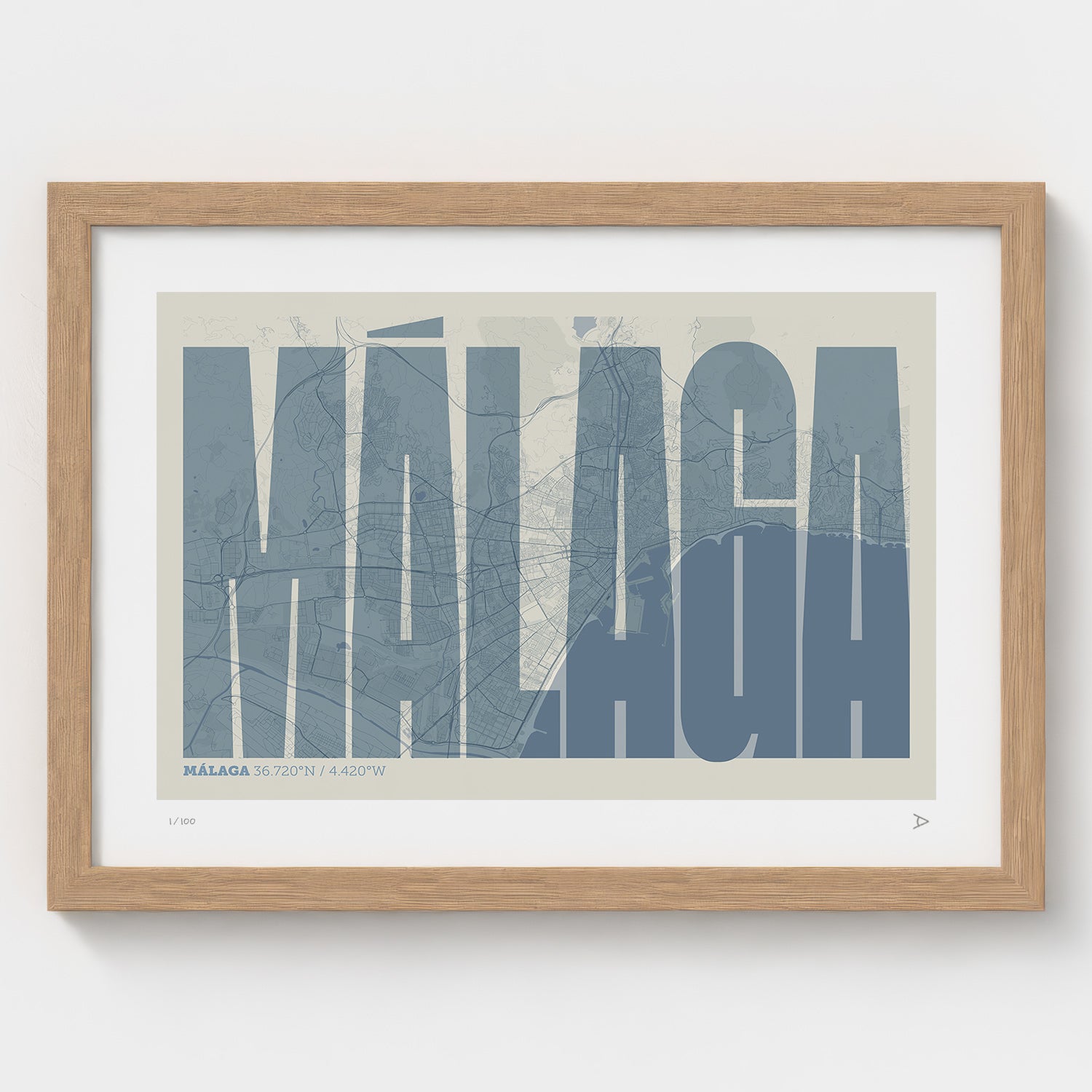 Lámina tipográfica de Malaga – diseño Extra Comprimida, marco de madera natural