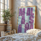 Diseño de interiores moderno con la lámina de Malasaña, Madrid, en el diseño la Revoltosa, donde las letras del nombre aparecen aleatoriamente en diferentes líneas para un diseño urbano realmente original diseñado en púrpura y azul claro, expuesto en la pared de un salón