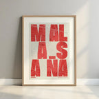 Cuadro de Malasaña, Madrid, en el diseño la Revoltosa, donde las letras del nombre aparecen aleatoriamente en diferentes líneas para un diseño urbano realmente original diseñado en rojo y fondo blanco roto con margen en un entorno minimalista con iluminación cálida