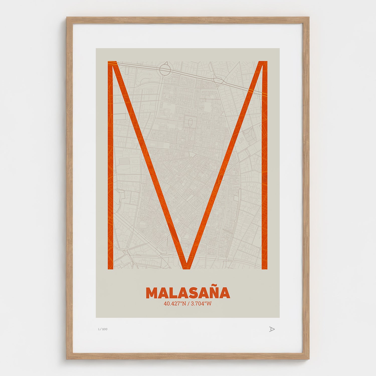 Lámina tipográfica de Malasaña – diseño Ultrafina, marco de madera natural