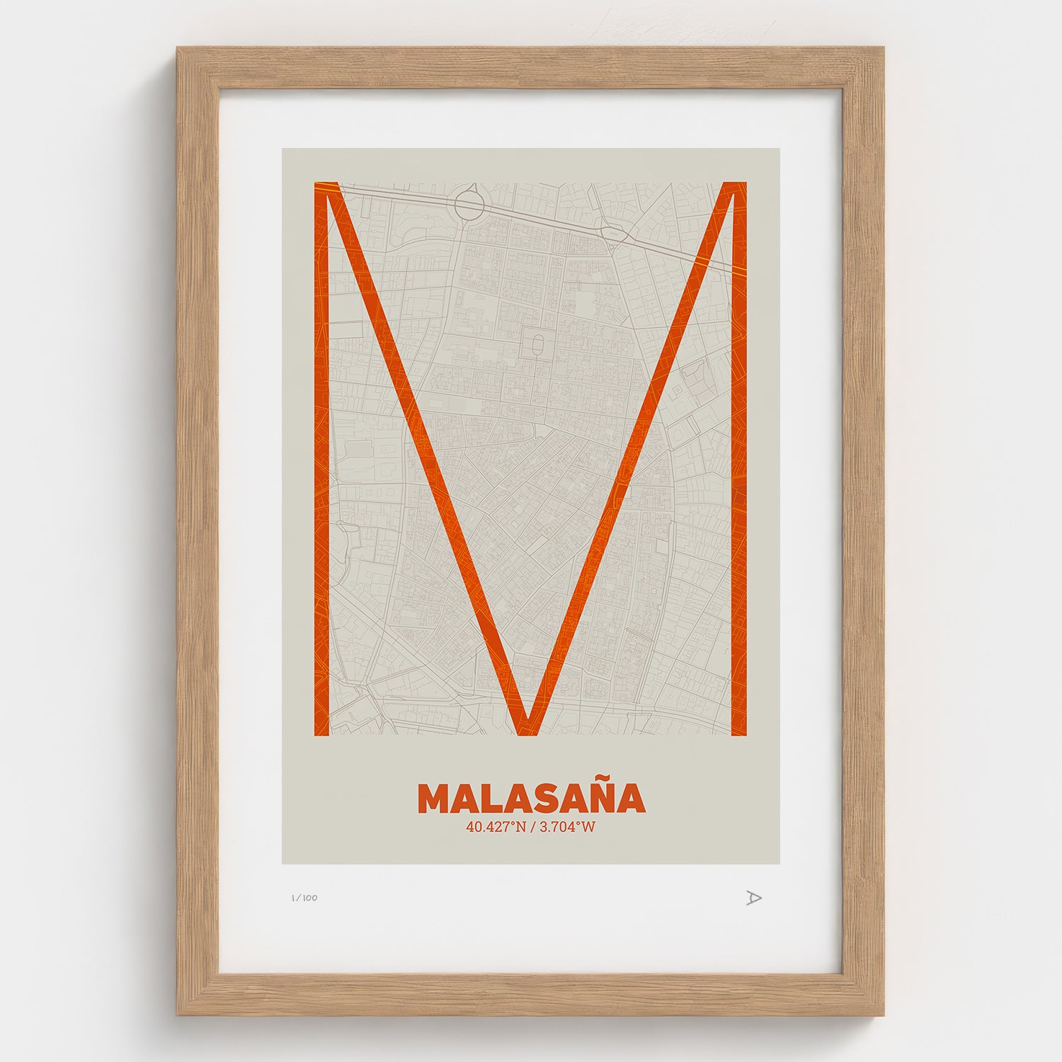 Lámina tipográfica de Malasaña – diseño Ultrafina, marco de madera natural