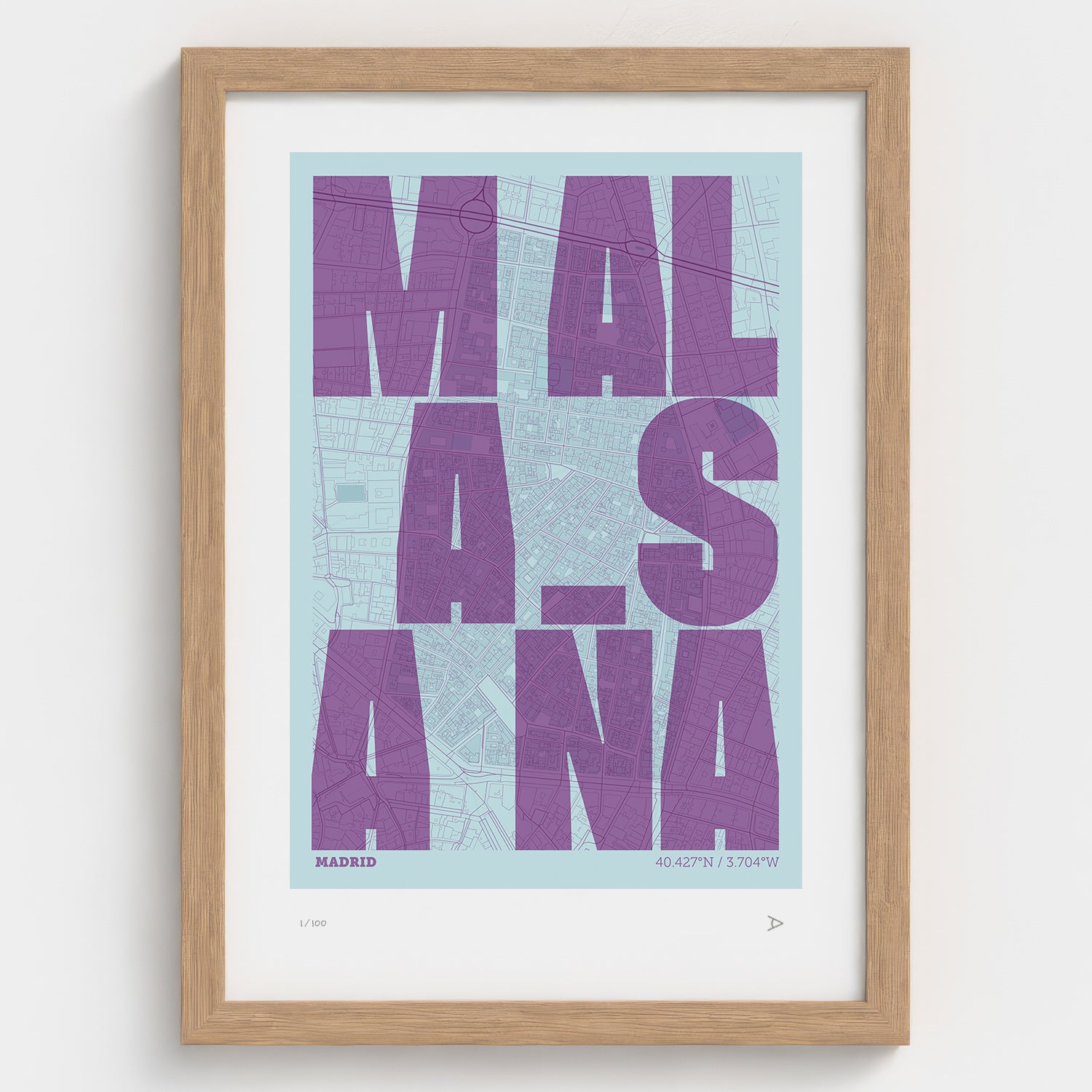 Lámina tipográfica de Malasaña – diseño Revoltosa, marco de madera natural