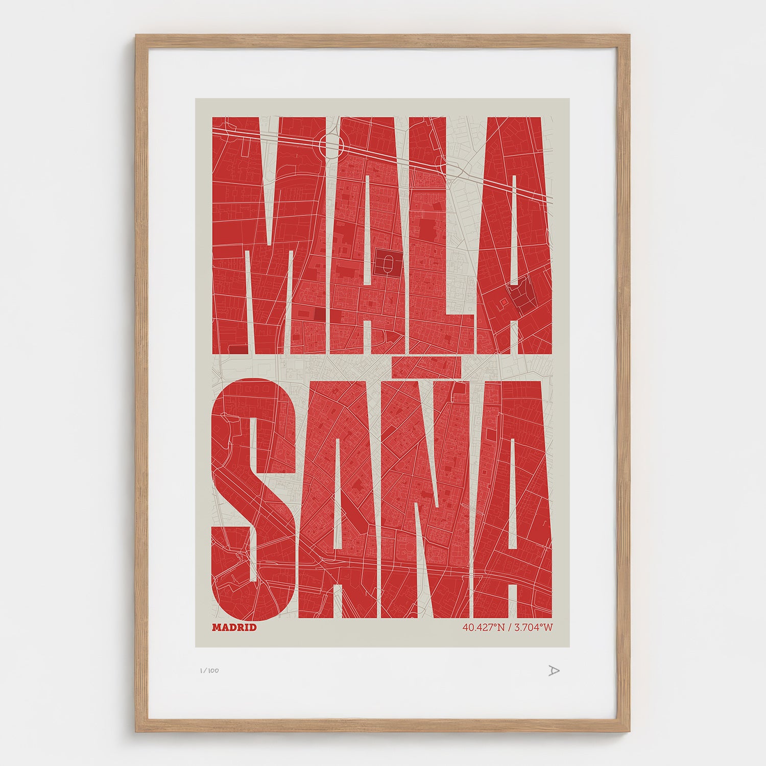 Lámina tipográfica de Malasaña – diseño Extra Comprimida, marco de madera natural