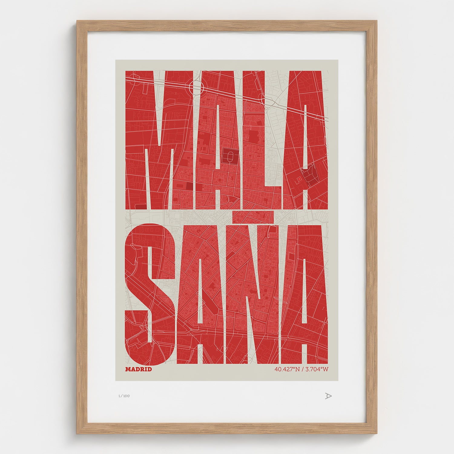 Lámina tipográfica de Malasaña – diseño Extra Comprimida, marco de madera natural