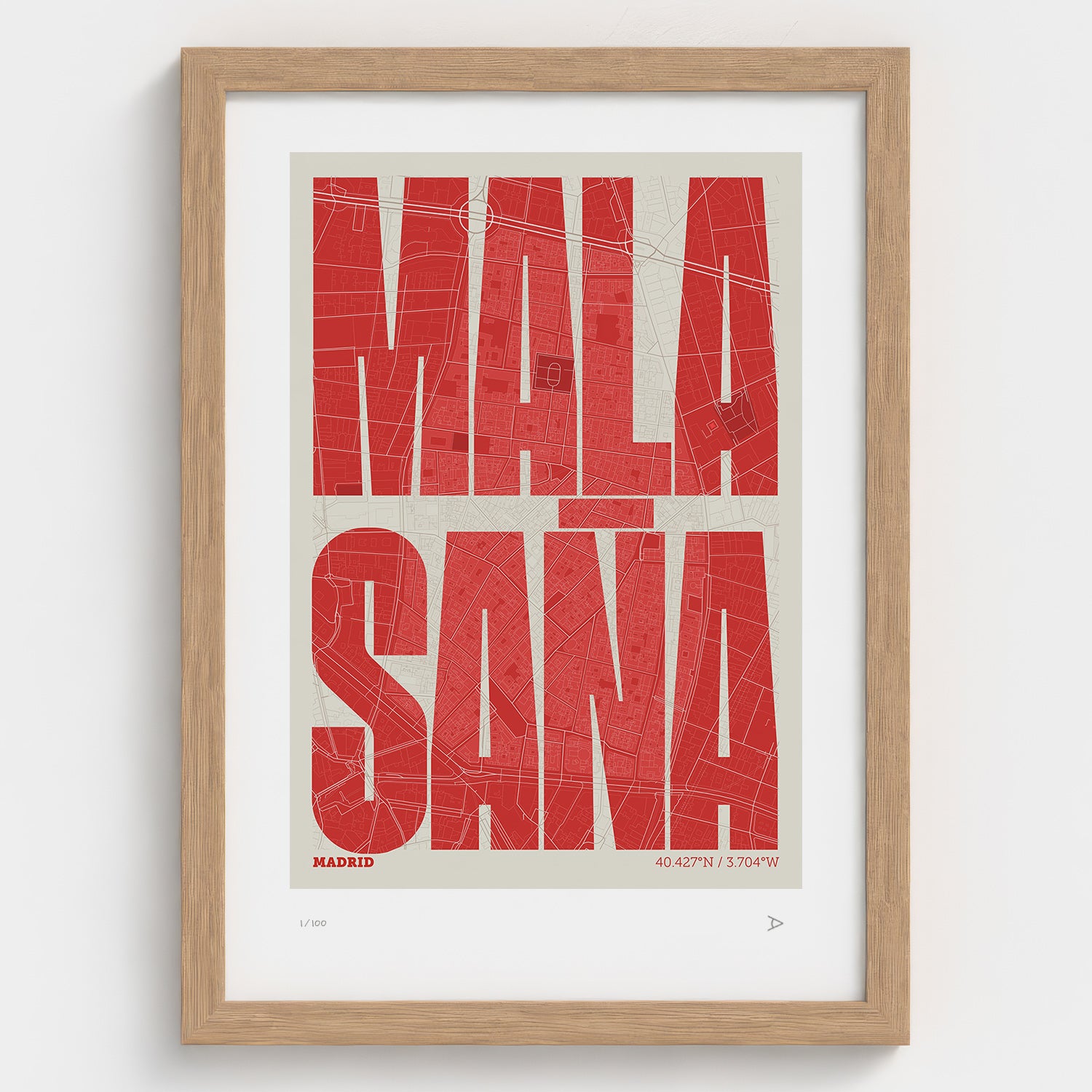 Lámina tipográfica de Malasaña – diseño Extra Comprimida, marco de madera natural