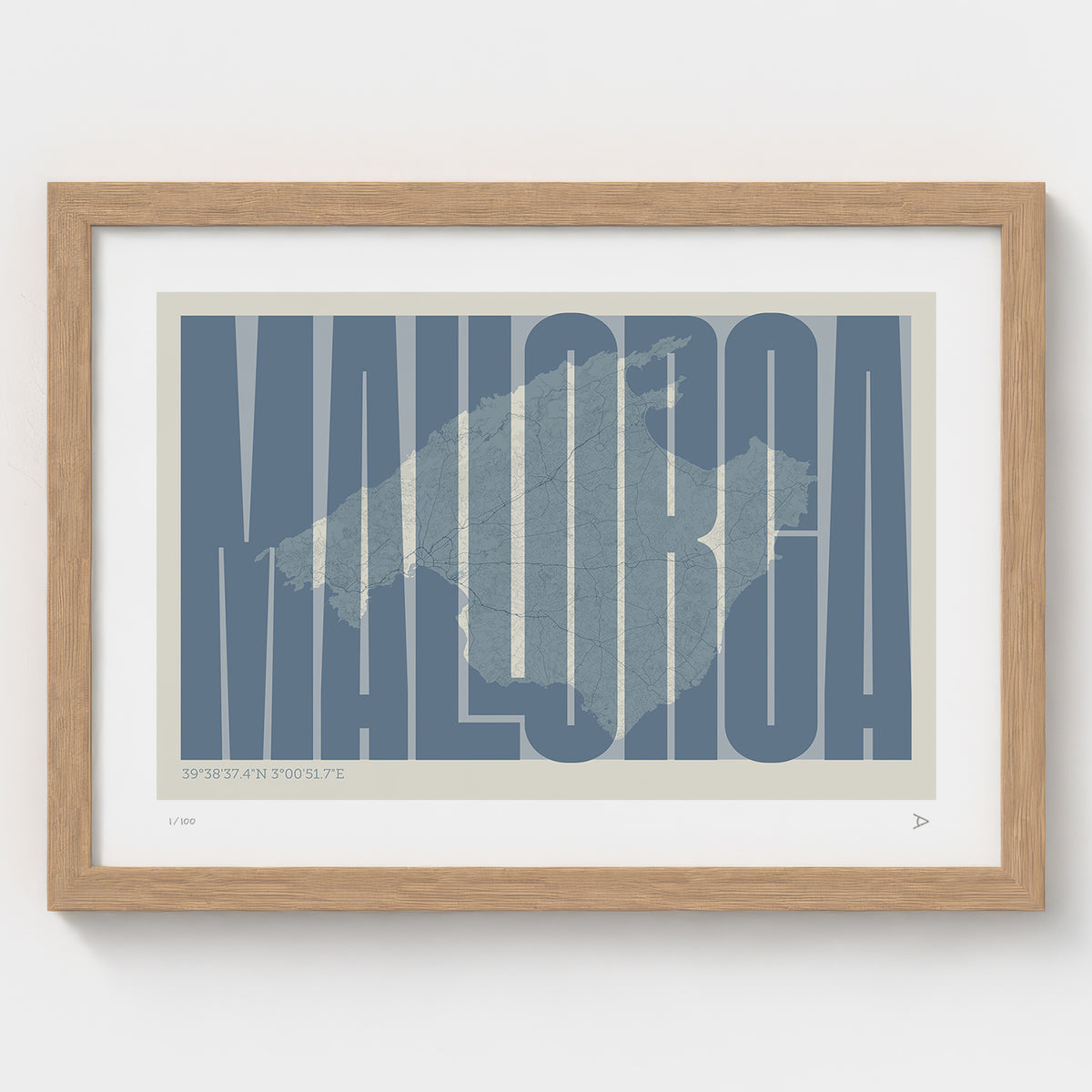 Lámina tipográfica de Mallorca – diseño Extra Comprimida, marco de madera natural