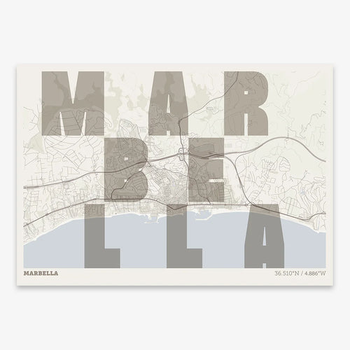 Mapa de Marbella en el diseño la Revoltosa, donde las letras del nombre aparecen aleatoriamente en diferentes líneas para un diseño urbano realmente original diseñado en marrón claro y fondo blanco roto
