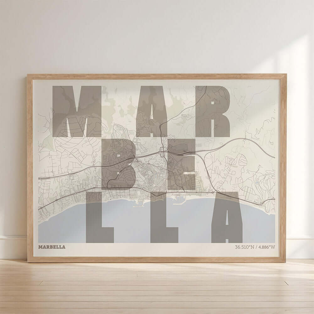 Lámina creativa de Marbella – Diseño gráfico y tipografía sobre mapa