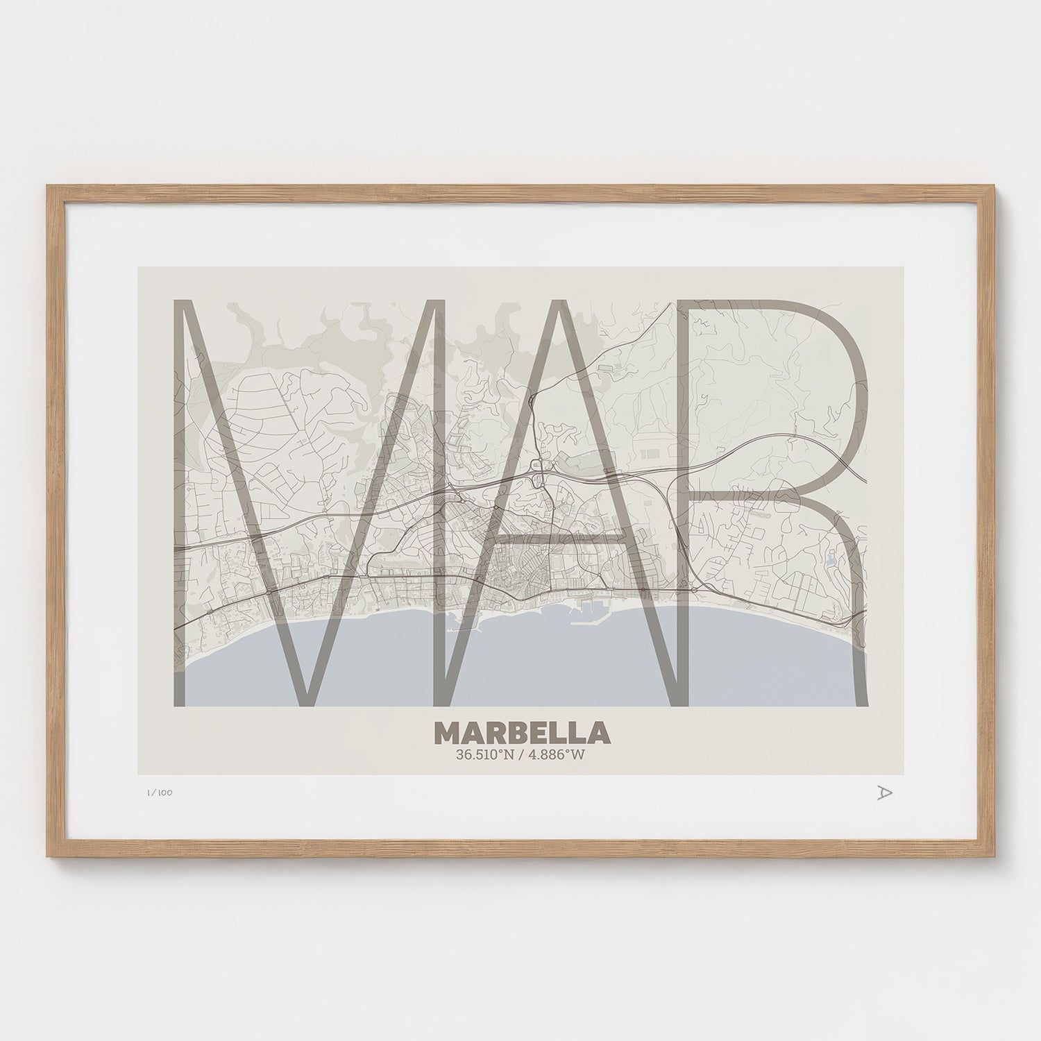 Lámina tipográfica de Marbella – diseño Ultrafina, marco de madera natural