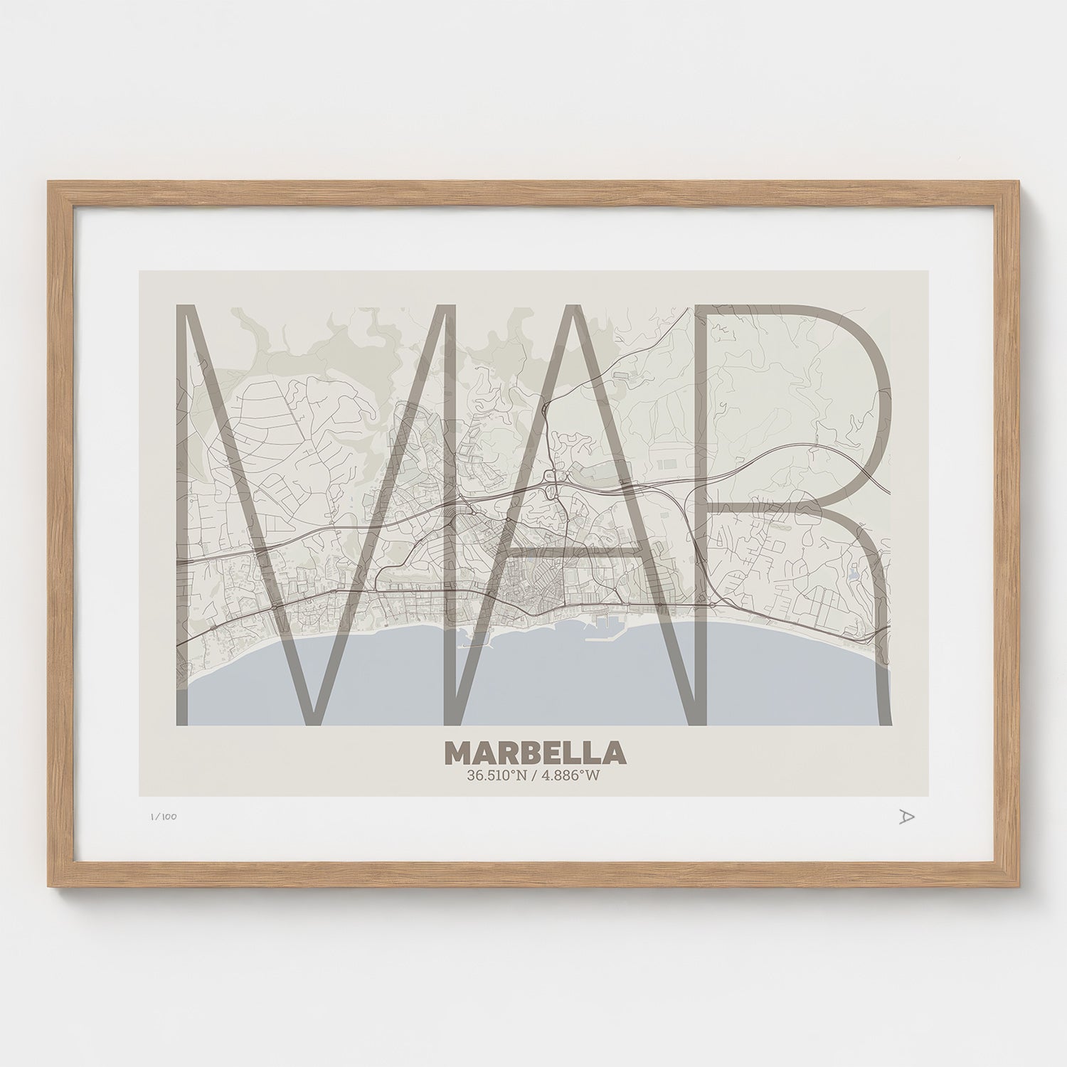 Lámina tipográfica de Marbella – diseño Ultrafina, marco de madera natural