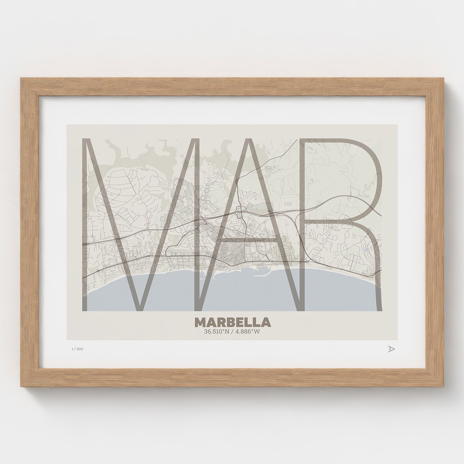 Lámina tipográfica de Marbella – diseño Ultrafina, marco de madera natural