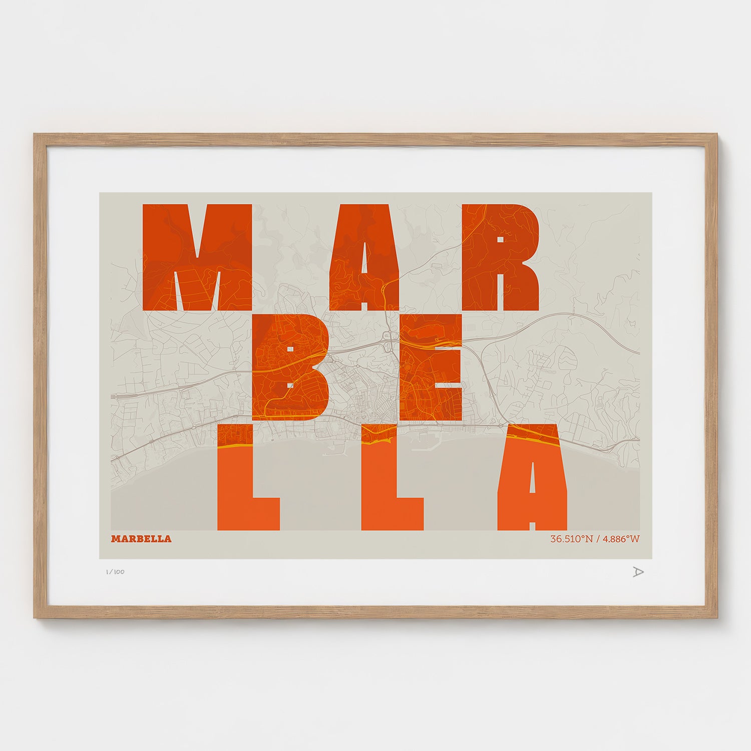 Lámina tipográfica de Marbella – diseño Revoltosa, marco de madera natural