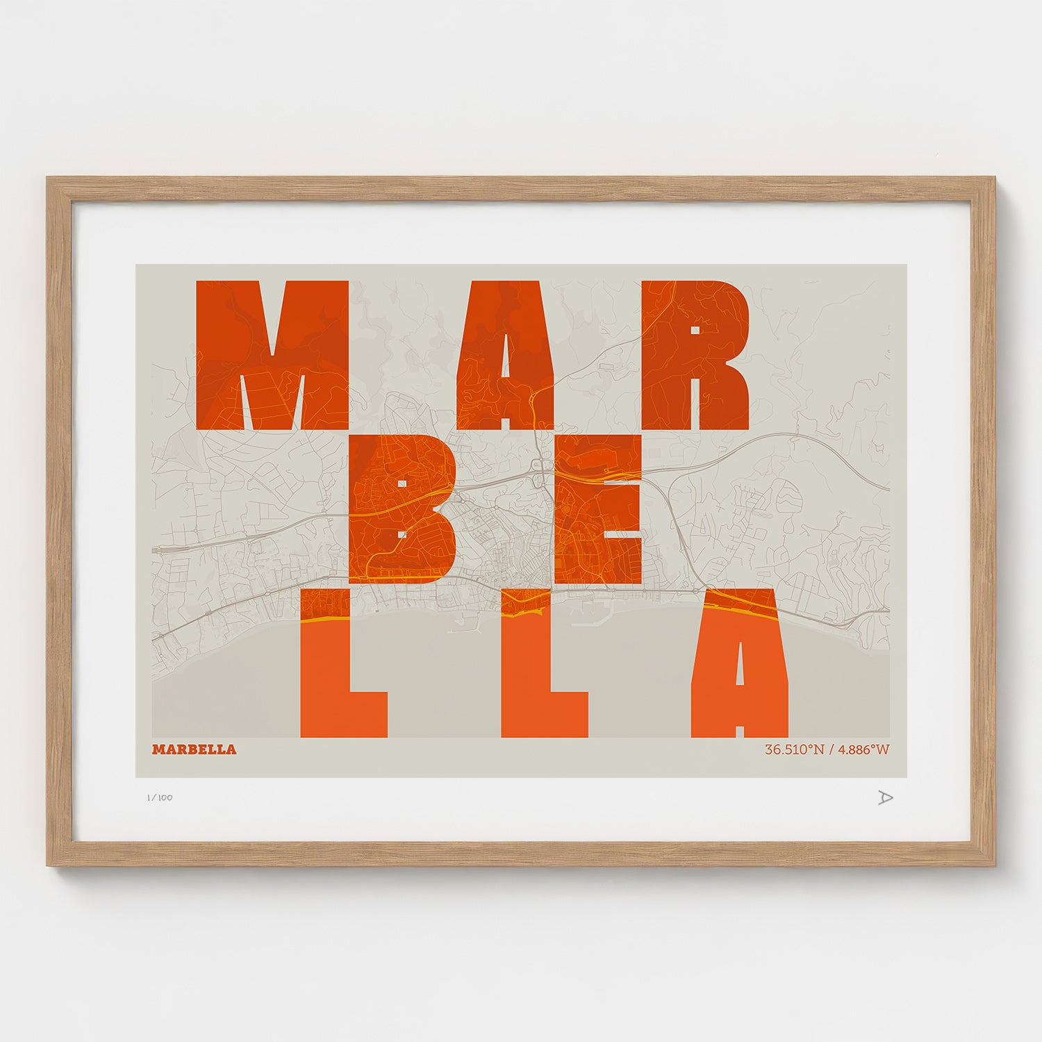 Lámina tipográfica de Marbella – diseño Revoltosa, marco de madera natural