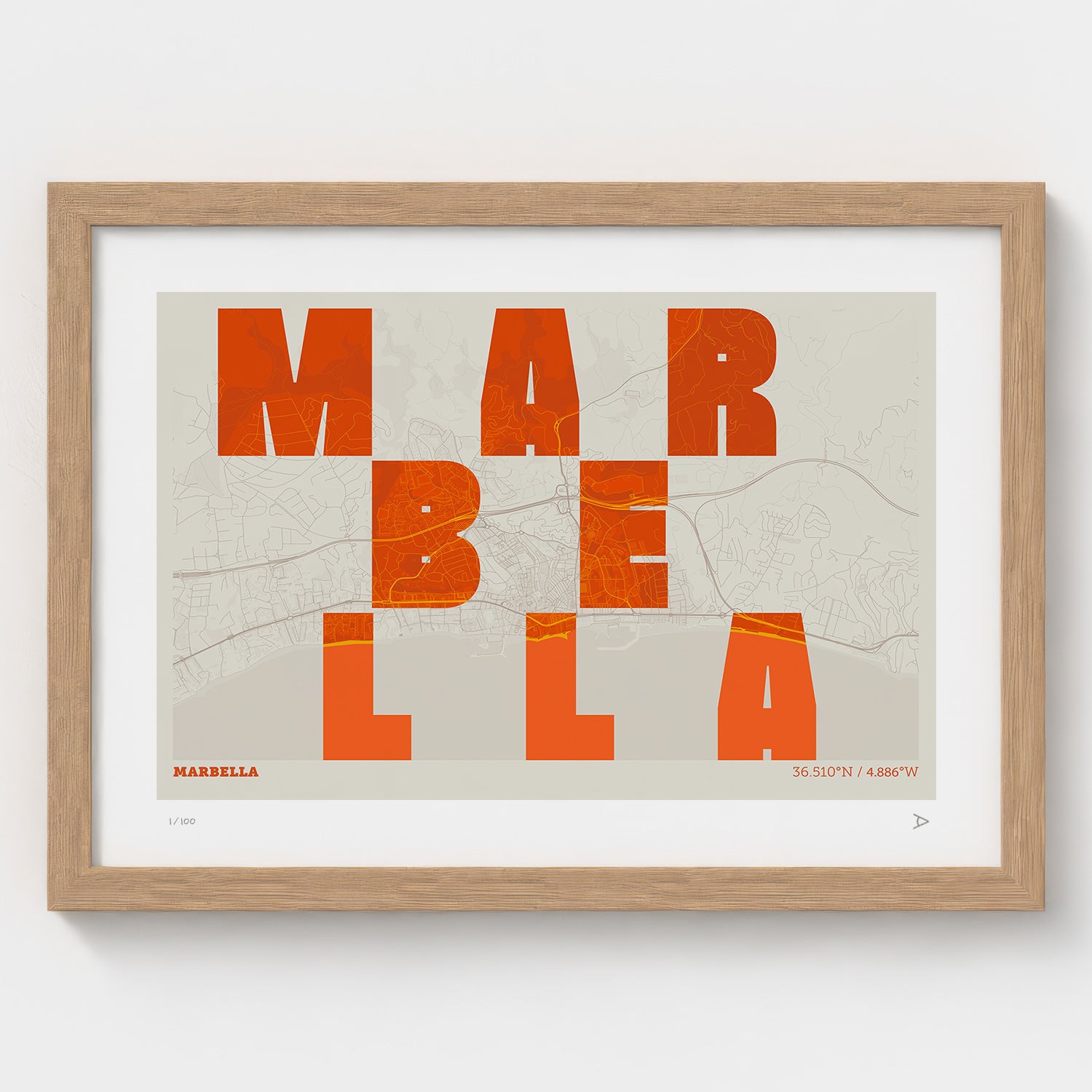 Lámina tipográfica de Marbella – diseño Revoltosa, marco de madera natural