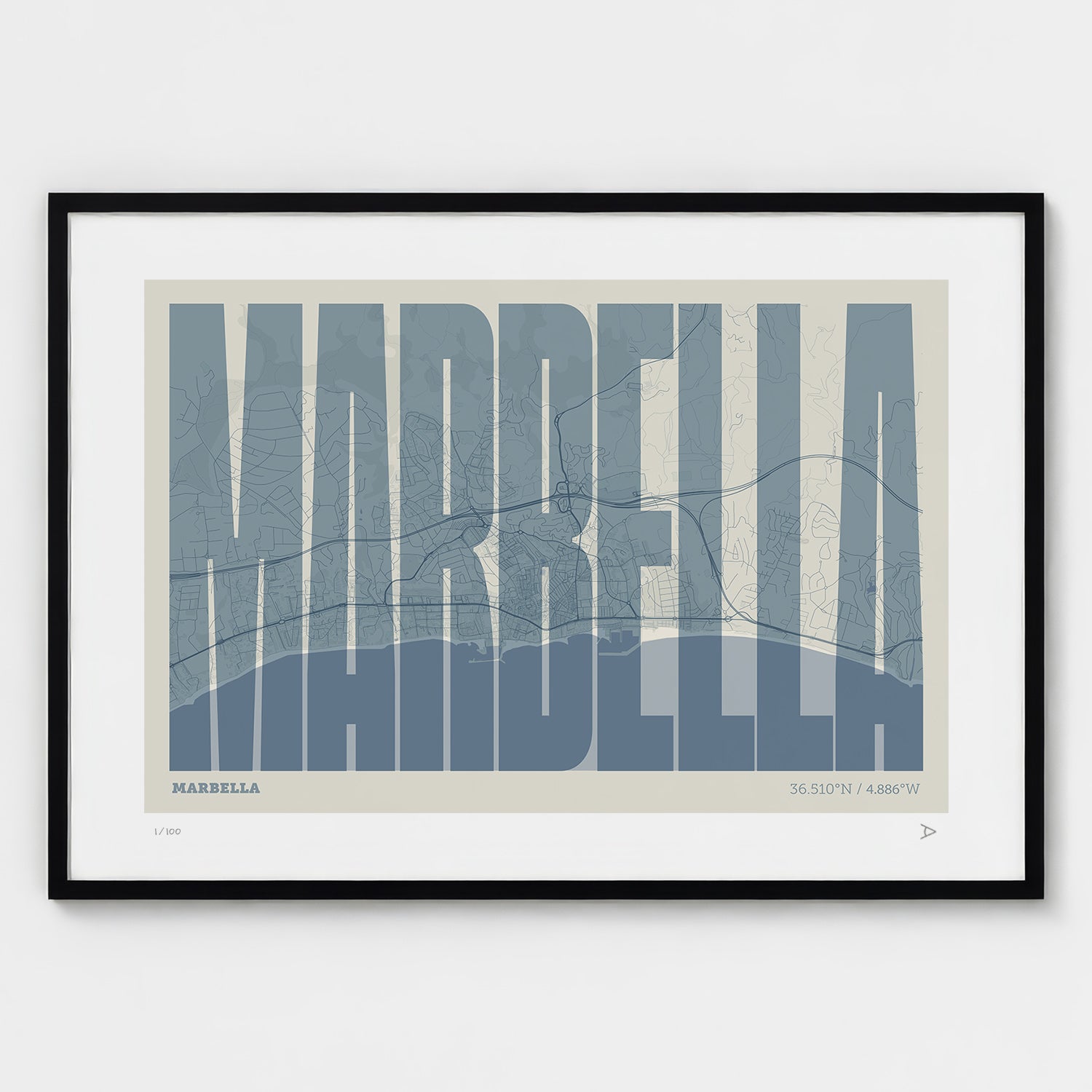 Lámina tipográfica de Marbella – diseño Extra Comprimida, marco negro