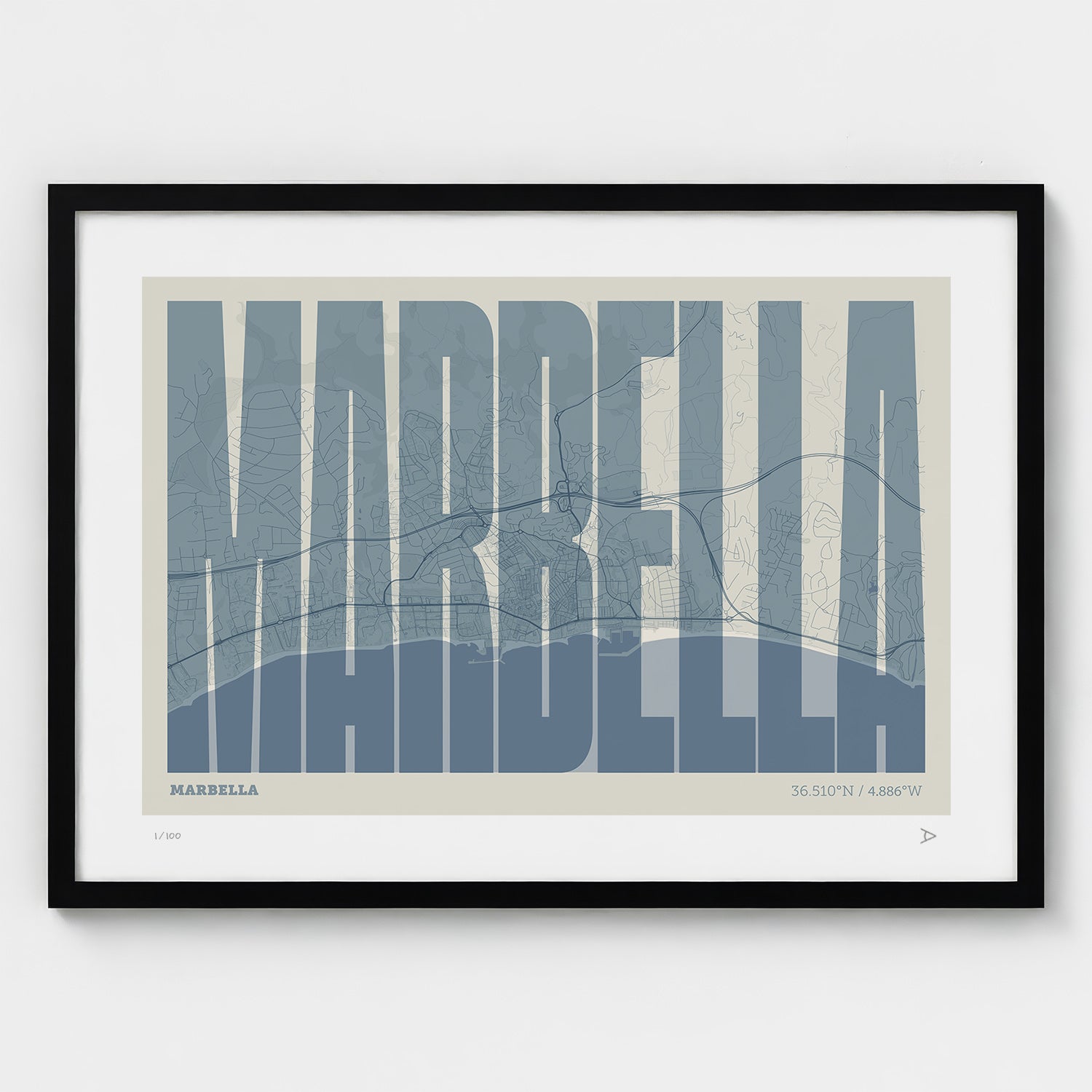 Lámina tipográfica de Marbella – diseño Extra Comprimida, marco negro