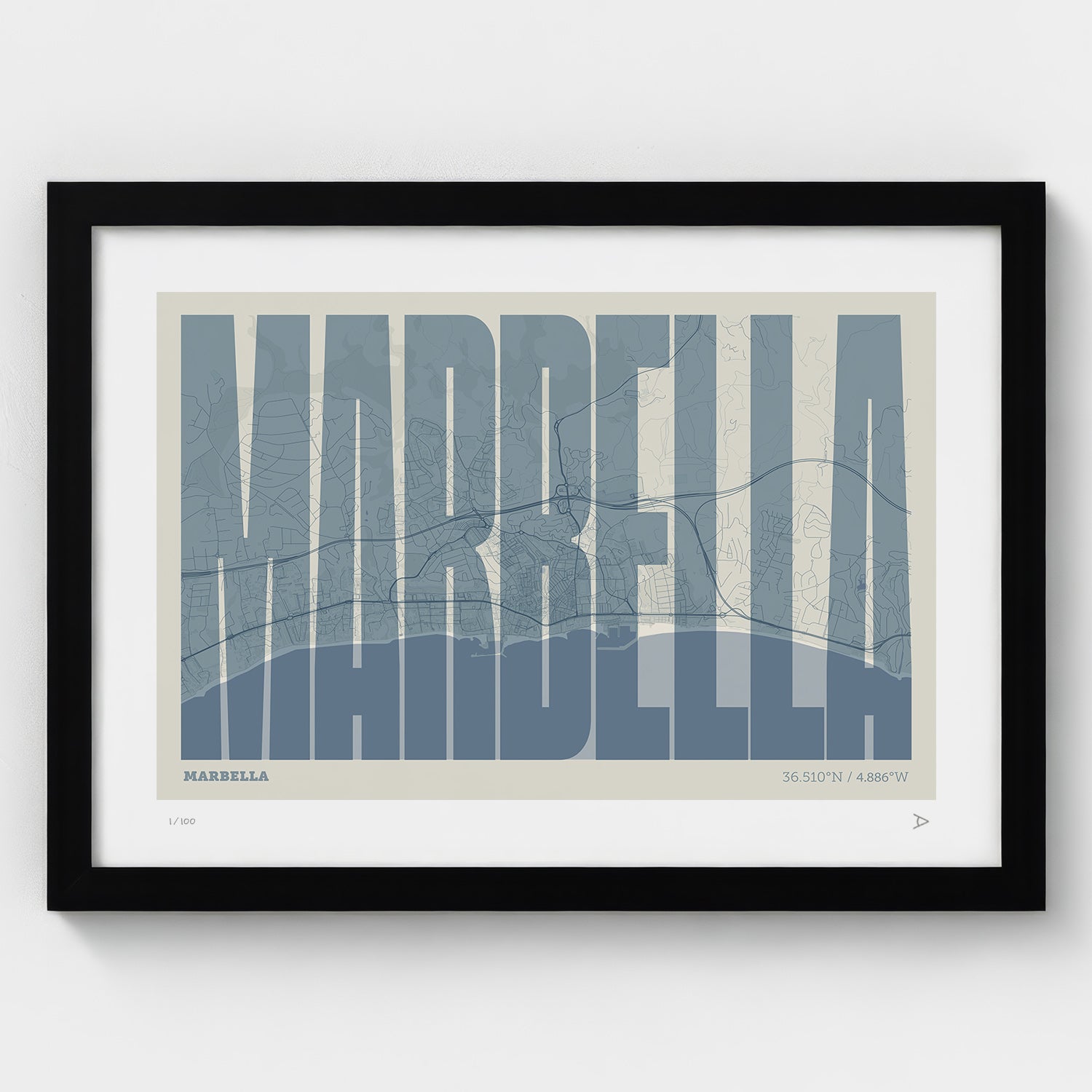 Lámina tipográfica de Marbella – diseño Extra Comprimida, marco negro