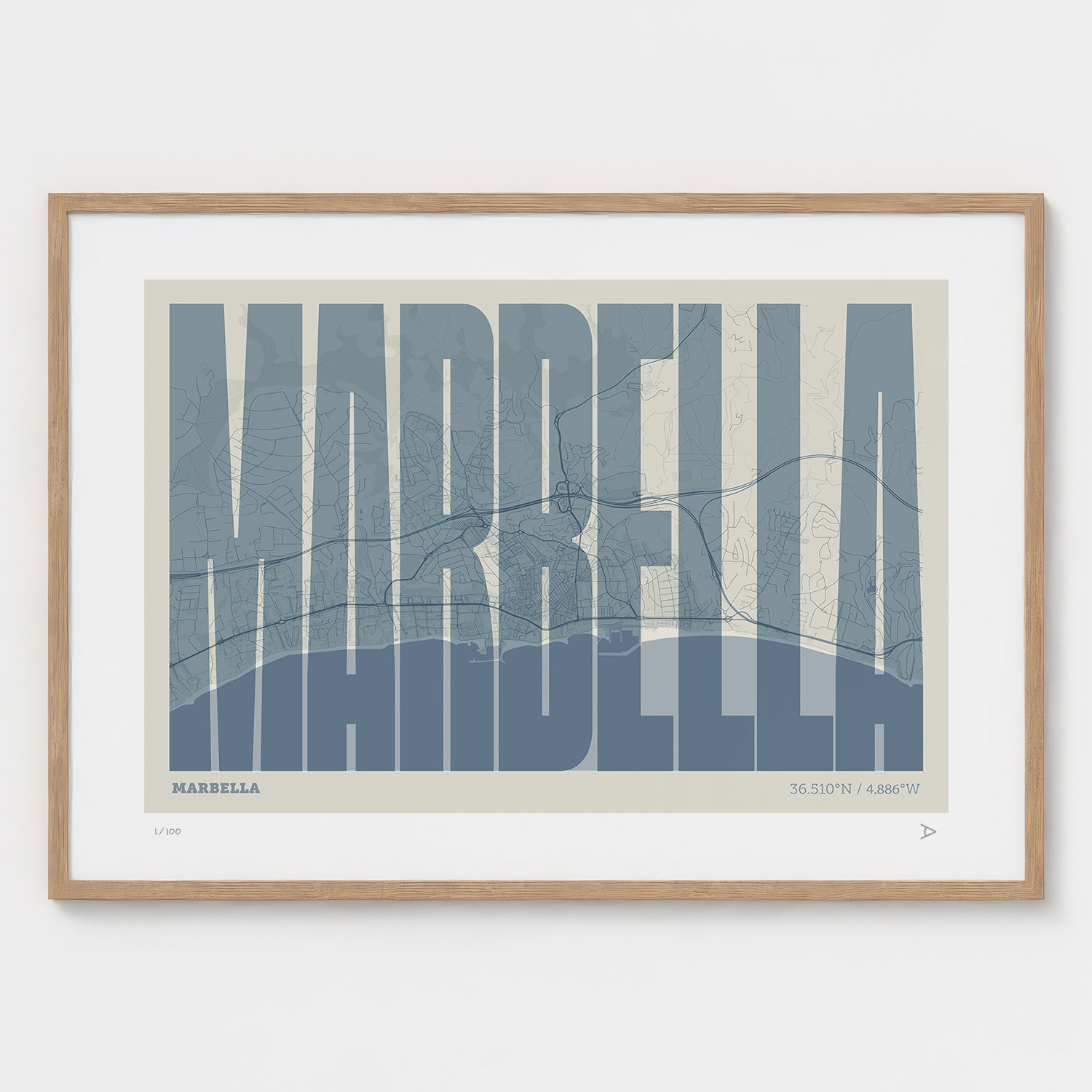 Lámina tipográfica de Marbella – diseño Extra Comprimida, marco de madera natural