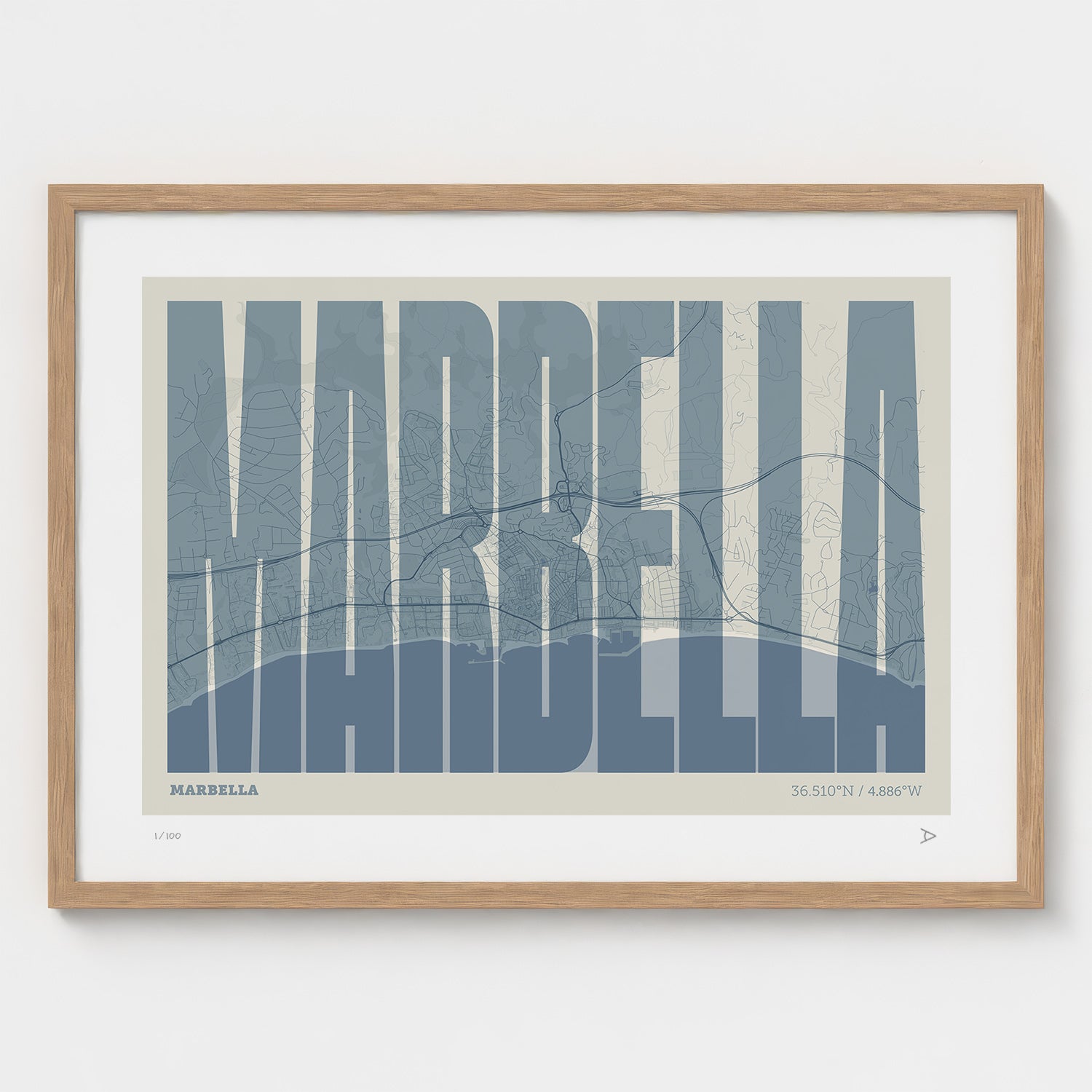 Lámina tipográfica de Marbella – diseño Extra Comprimida, marco de madera natural