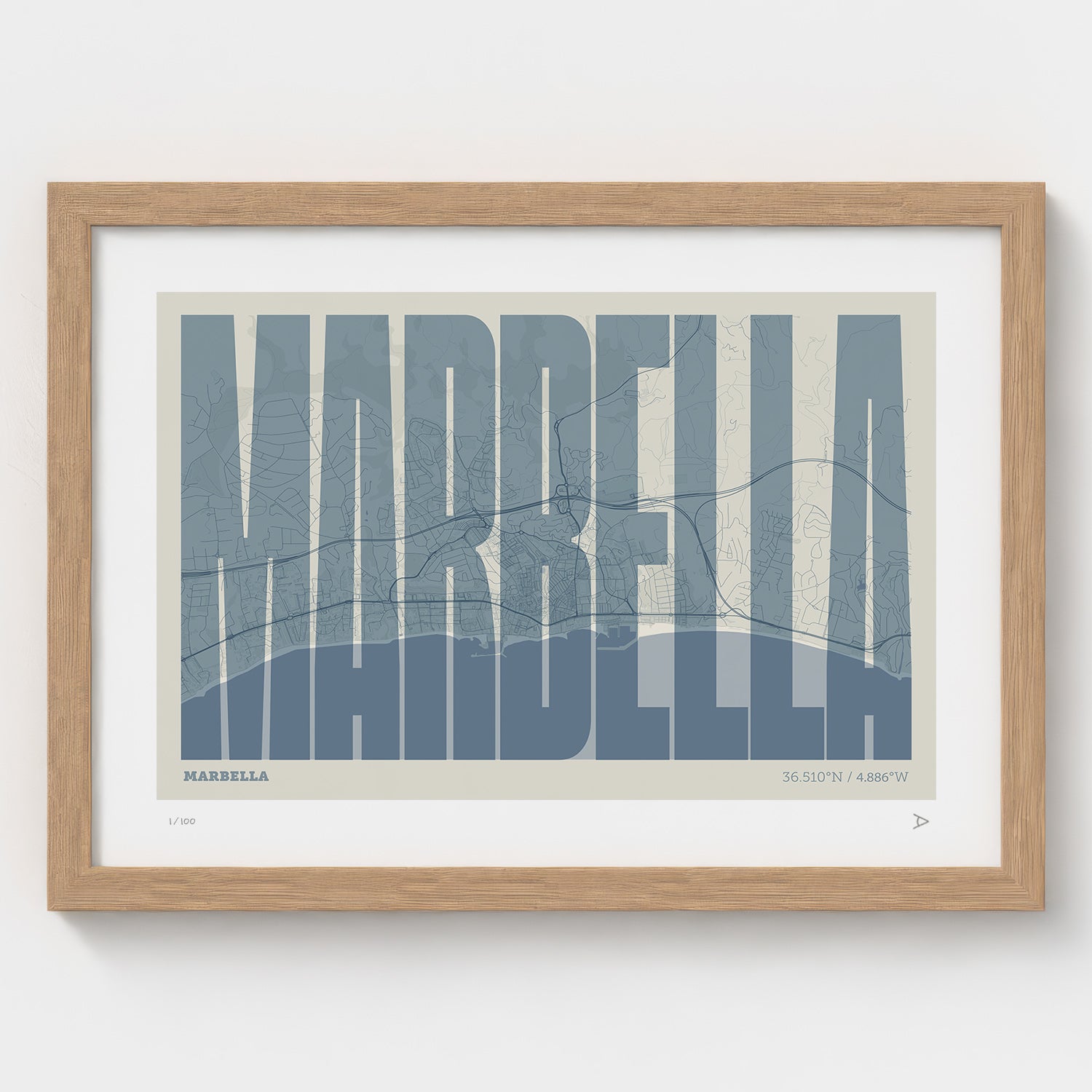 Lámina tipográfica de Marbella – diseño Extra Comprimida, marco de madera natural