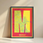 Cuadro de Melilla en mi diseño la Súper Bold, un póster tipográfico donde el mapa de la ciudad se fusiona con una tipografía extra gruesa para un impacto visual moderno diseñado en amarillo y fucsia con impresión sin márgenes, apoyado contra la pared
