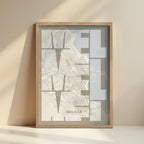 Cuadro de Melilla en mi diseño la Inseparable, una visión artística con una tipografía expresiva que muestra la abreviatura del nombre sobre el mapa detallado diseñado en marrón claro y fondo blanco roto con impresión sin márgenes, apoyado contra la pared