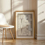 Diseño de interiores moderno con la lámina de Melilla en mi diseño la Inseparable, una visión artística con una tipografía expresiva que muestra la abreviatura del nombre sobre el mapa detallado diseñado en marrón claro y fondo blanco roto, expuesto en la pared de un salón