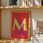 Diseño de interiores moderno con la lámina de Melilla en el diseño La Clásica, inspirado en la tipografía cincelada con una fuente elegante que crea un bonito contraste visual diseñado en amarillo y fucsia, expuesto en la pared de un salón