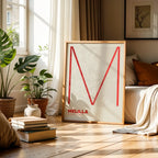 Diseño de interiores moderno con la lámina de Melilla en el diseño la Ultrafina, una estética minimalista que combina cartografía urbana con letras modernas, finas y elegantes diseñado en rojo y fondo blanco roto, expuesto en la pared de un salón