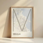 Cuadro de Melilla en el diseño la Ultrafina, una estética minimalista que combina cartografía urbana con letras modernas, finas y elegantes diseñado en marrón claro y fondo blanco roto con impresión sin márgenes, apoyado contra la pared