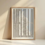 Cuadro de Melilla en el diseño la Extra Comprimida, donde las letras se ajustan al ancho del mapa de la ciudad diseñado en marrón claro y fondo blanco roto con impresión sin márgenes, apoyado contra la pared